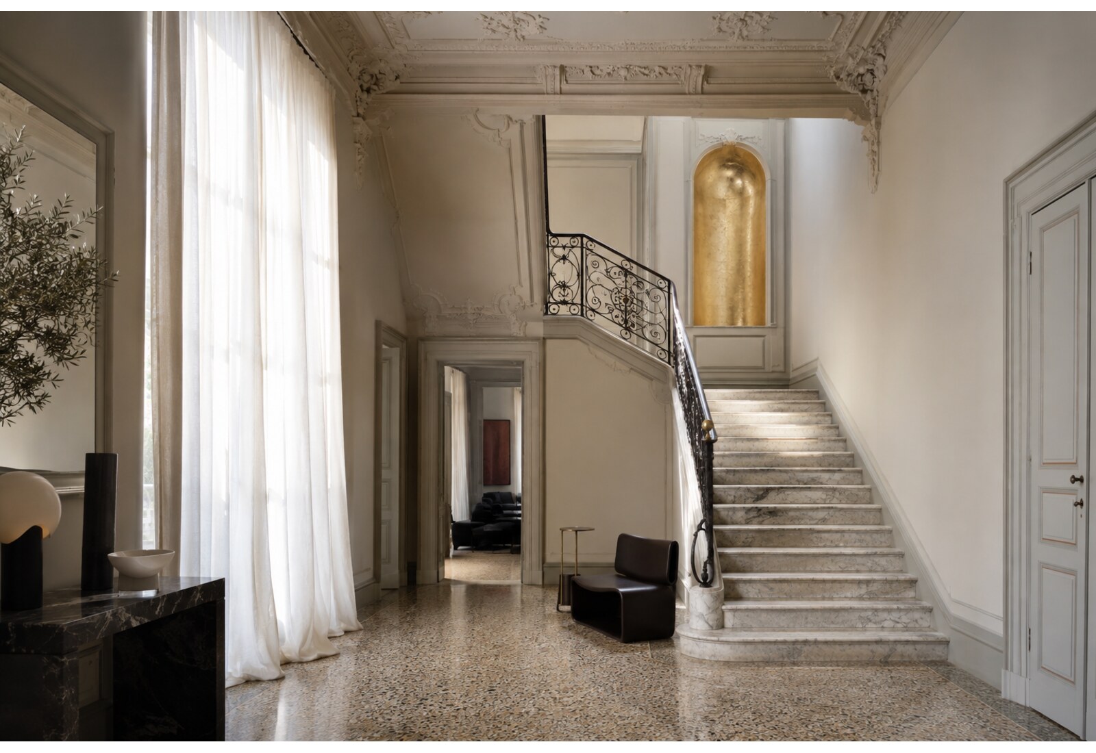 Scala e ingresso: finiture decorative applicate a mano