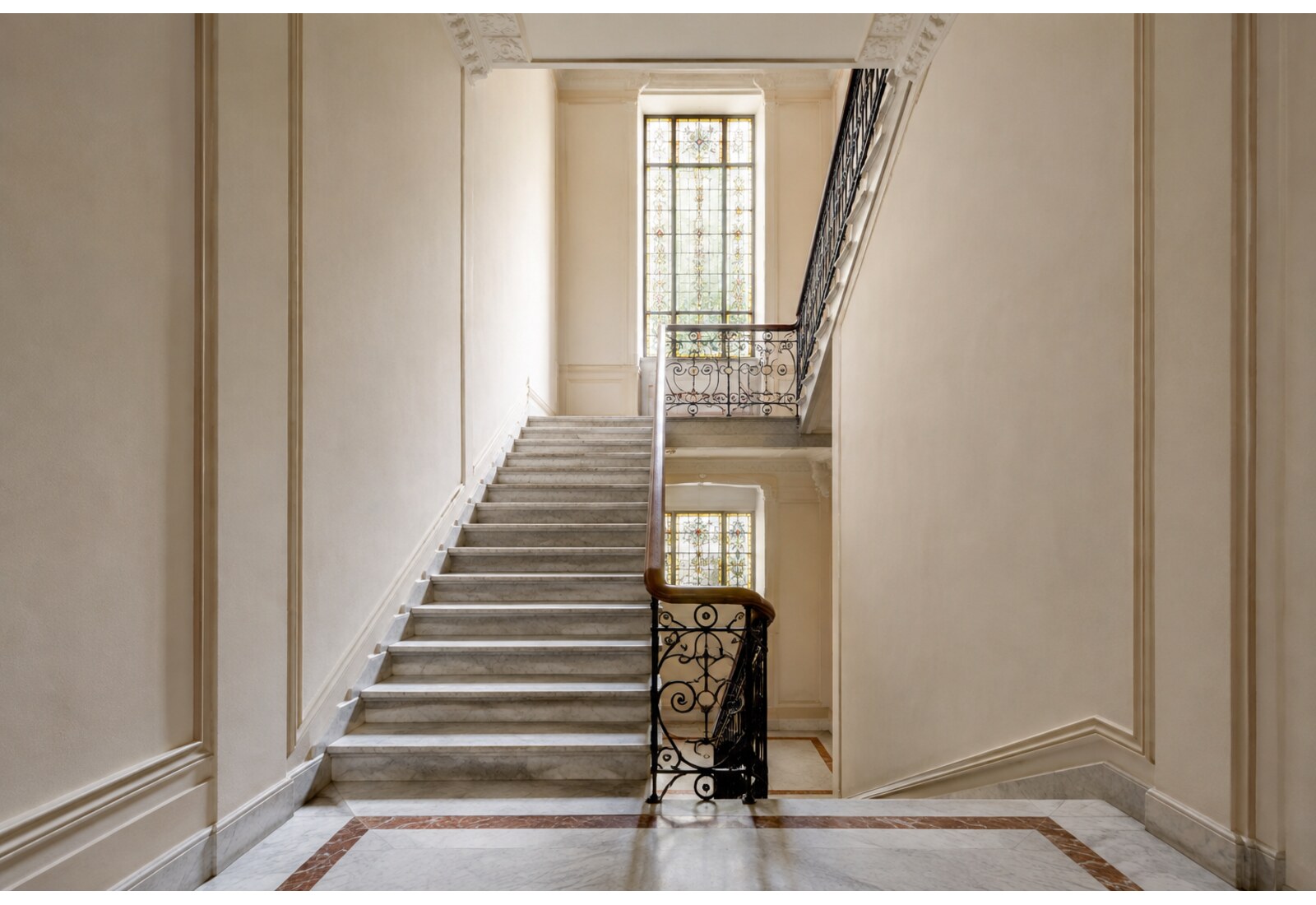 Scale, androni e parti comuni — Vani scala di condominio, androni, portici